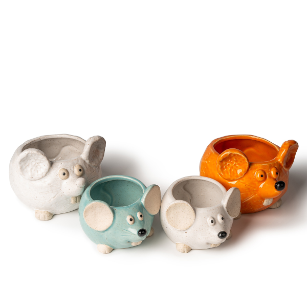 暮らしにかわいらしさと温もりをもたらすねずみ型の陶製キャンドルホルダー