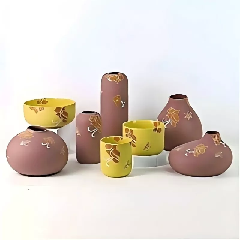 古典的な手描きの陶器の花瓶