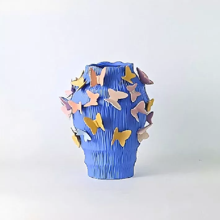 蝶が舞う手作りの陶器の花瓶