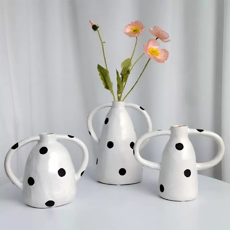 水玉模様の陶器の花瓶